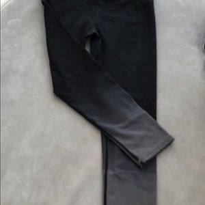 Fabletics XS Black/grey ombré crop leggings